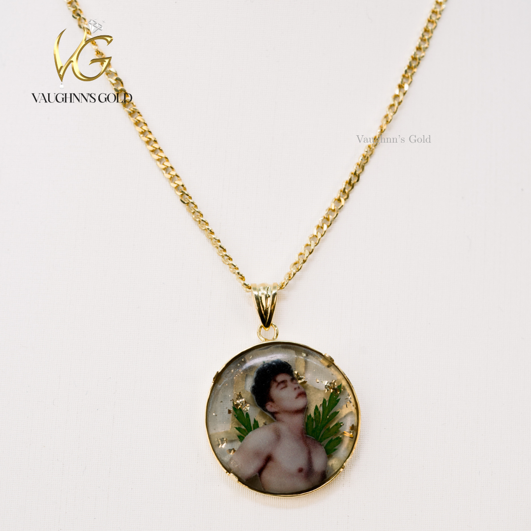 Open-back removable photo pendant