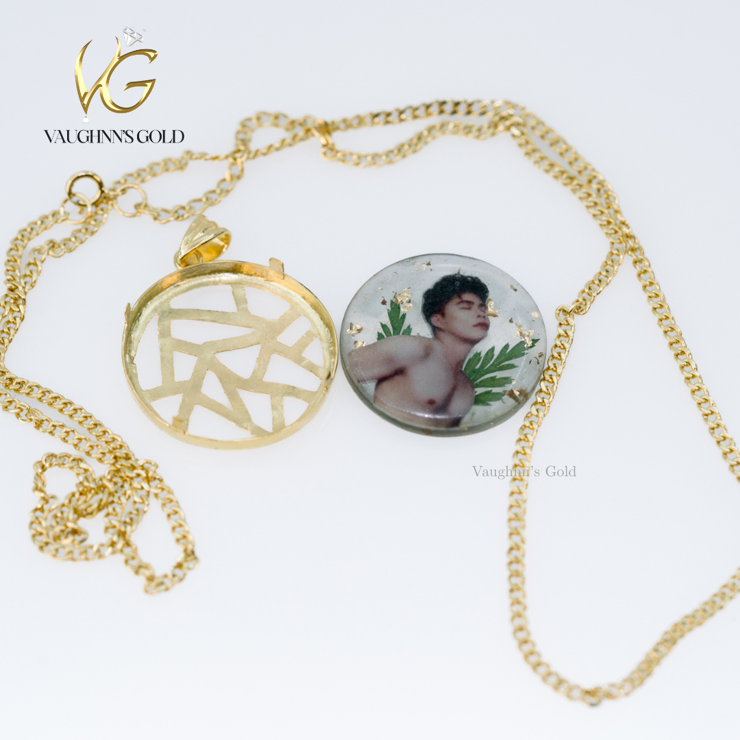 Open-back removable photo pendant